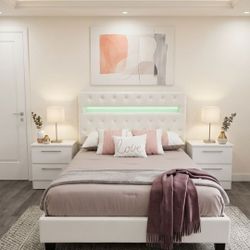 QUEEN SIZE BED AND TWO NIGHTSTANDS  ( MATTRESS NOT INCLUDED) 🆕️ 