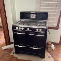 Stunning vintage O’Keefe & Merritt Model 405-7 gas stove from the 1950s — a true statement piece for any retro or mid-century kitchen.