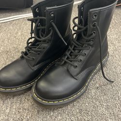 Brand New Dr. Martín Boots. 