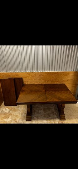 Oak Pedestal Dining Table – Extendable w/ 2 Leaves