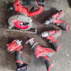 Combo De Herramientas Milwaukee 12v  Con 2 Baterías 