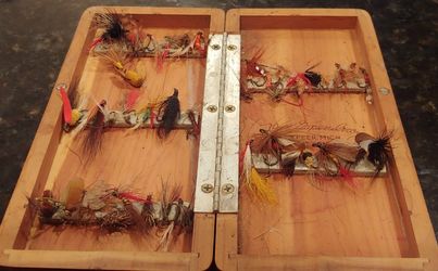 VINTAGE Rare DAN GAPEN Inc Magnetic Fly Fishing Wood Case Full of Vintage Fly Lures