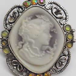 CAMEO BROOCH 