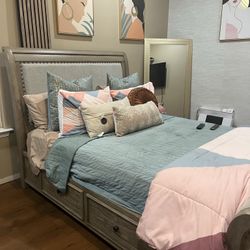 Raymour & Flannigan - Queen Bed - $400 