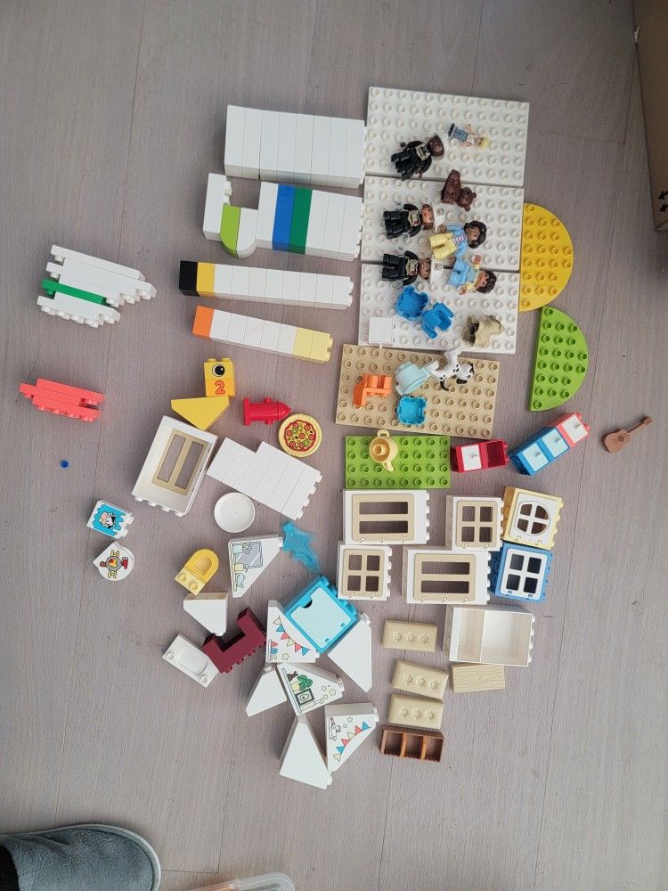 -5lbs Lego and Lego Duplo Lot with Minifigures 