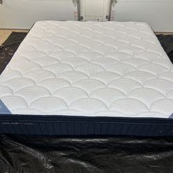 🛏️ DreamCloud Premier King Mattress – Like New!