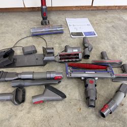 Dyson V7 Cordless Vacuum with Lots of Attachments
