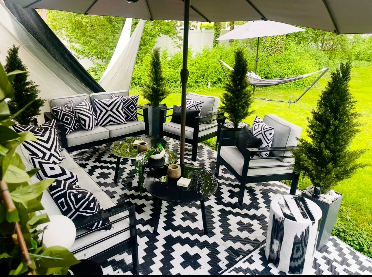 NEARLY NEW MODERN OUTDOOR FURNITURE