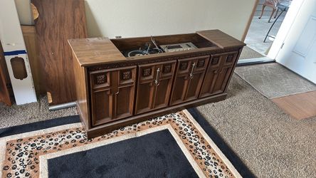 Old stereo and record player