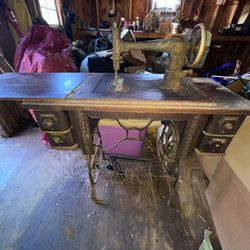 Vintage Singer Domestic Sewing Machine 