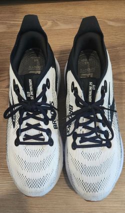 Men on Cloudtilt sport sneakers 11.5