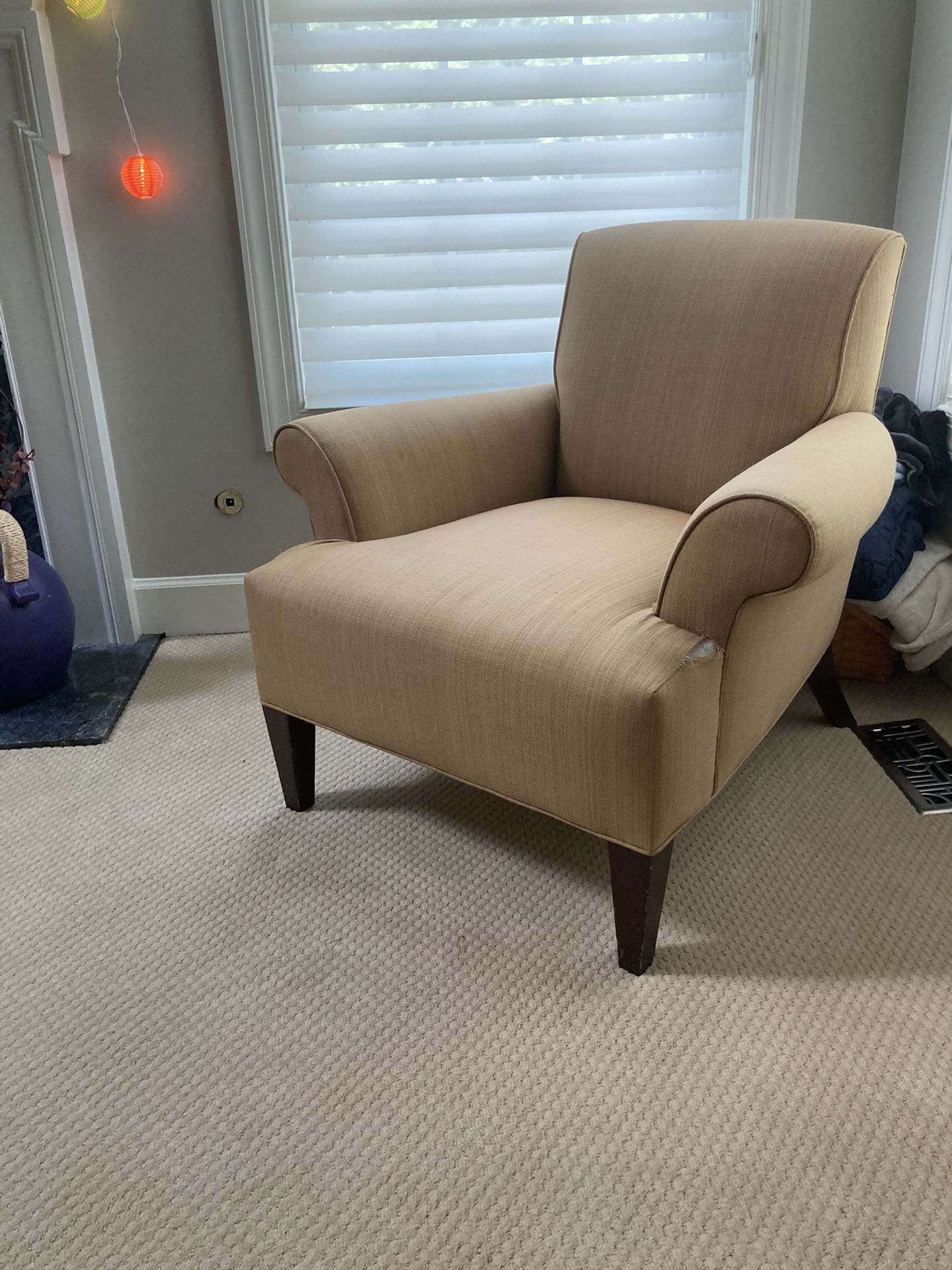 God/Tan Arm Chair With Wooden Legs