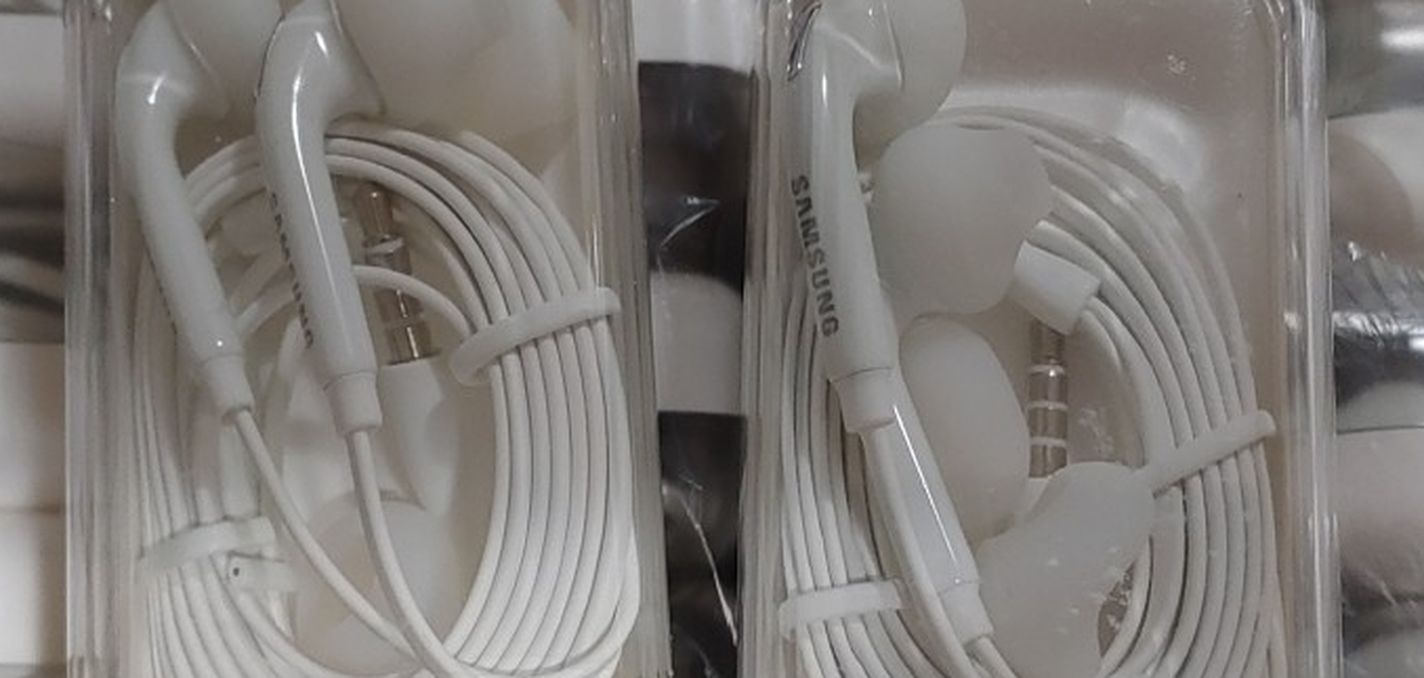 Headphones,Aux Wired in-Ear Earphones/Earbuds with Mic and Remote Control Compatible