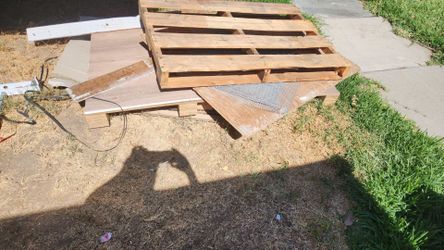 3 Free pallets
