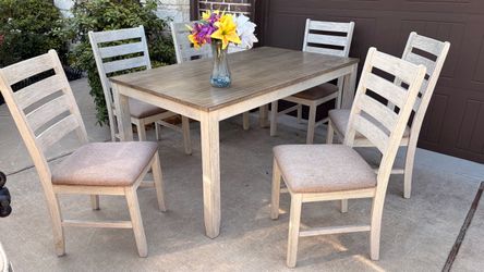 Beautiful ASHLEY FURNITURE Dining Set. Table with 6 chairs. Used, good condition!