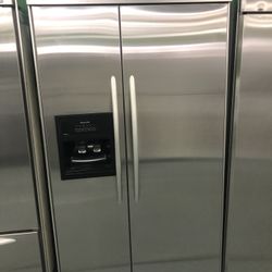 42” in wide 82 height kitchen aid frige use like new perfect working condition 