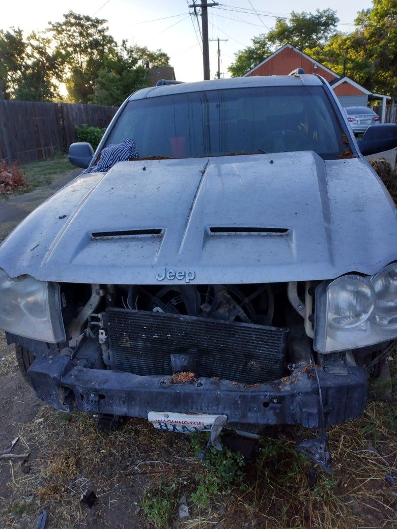 Hood Off 05 Jeep Grand Cherokee