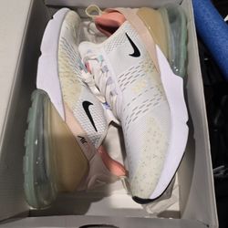 Air Max 270
White Sanddrift