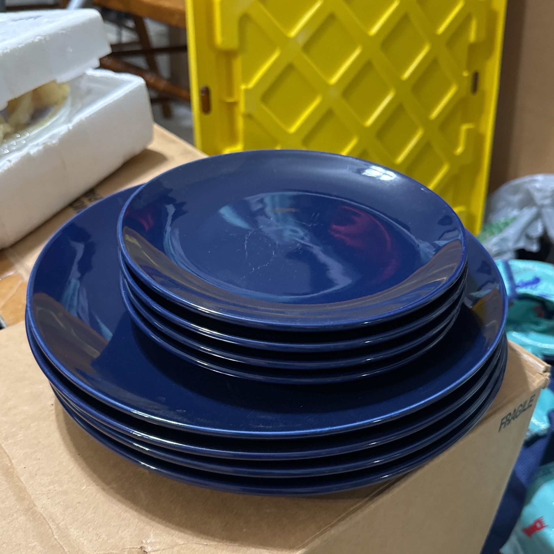 Plates-simply Essential -4 Dinner And 4 Desert