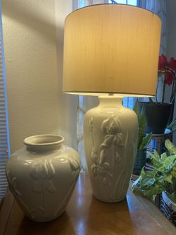 VINTAGE CERAMIC LAMP WITH VASE