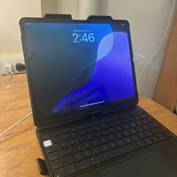 iPad Pro 13” (2024 M4) Wi-Fi + Cellular — 256 GB — Excellent Condition w/ Keyboard Case ($850 OBO)