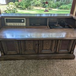 Vintage Magnavox Stereo Console