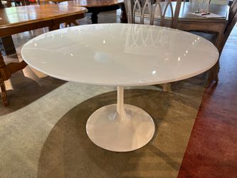 Sturdy White Tulip Table with High Gloss Finish