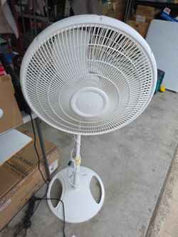 Free white fan. Does not work