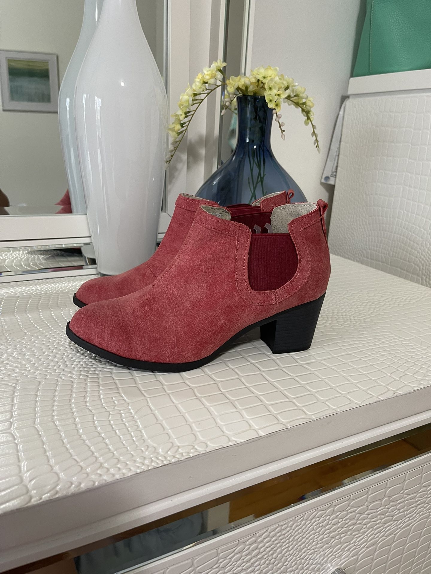 Suzanne Betro Boots Suede , Size 7. New Never Used , Not Box