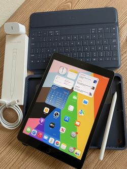 Apple iPad 8th Generation 32GB (Latest iOS 26) Logitech Keyboard case , Pencil & charger