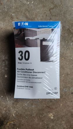 Disconnect fusible pullout