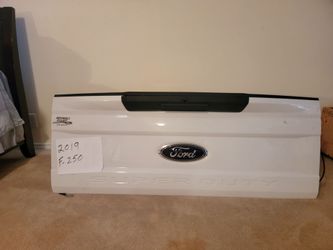 White 2019 Ford F-250 SuperDuty Tailgate