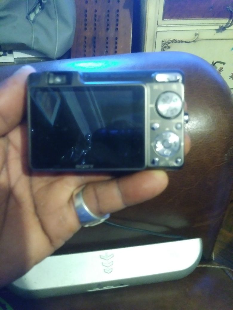 Sony camera. 13.6 megapixels. Like ne2
