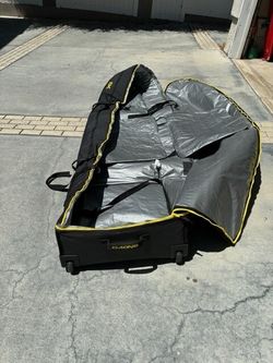 Rolling surfboard bag