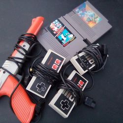 Nintendo Gun And Controllers And Duck Hunt 