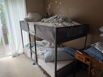 Twin bunk bed