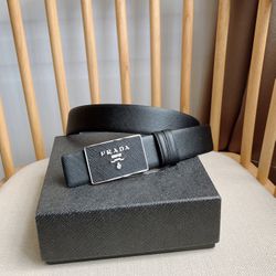 The black belt buckle belt comes from the multifunctional combination accessory series.