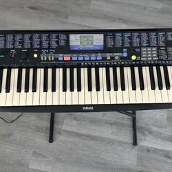 Yamaha standing piano set