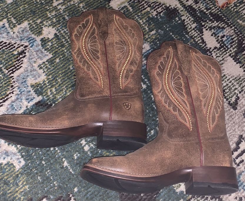 Ariat 9.5B Boots