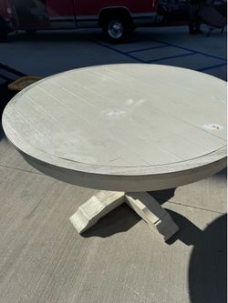 Farmhouse round extendable table $200 Has some damage shown on pictures $100