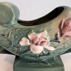 Beautiful Roseville Magnolia Vase