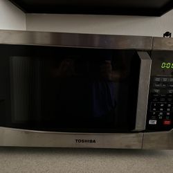 Toshiba EM131A5C-SS 1.2-cu. ft. Counter Top Microwave Oven, S.S.
