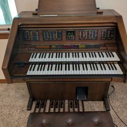 1993 Lowery Electronic Organ