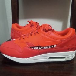 Nike Air Max Size 8.5 Men's. 10 Women $30