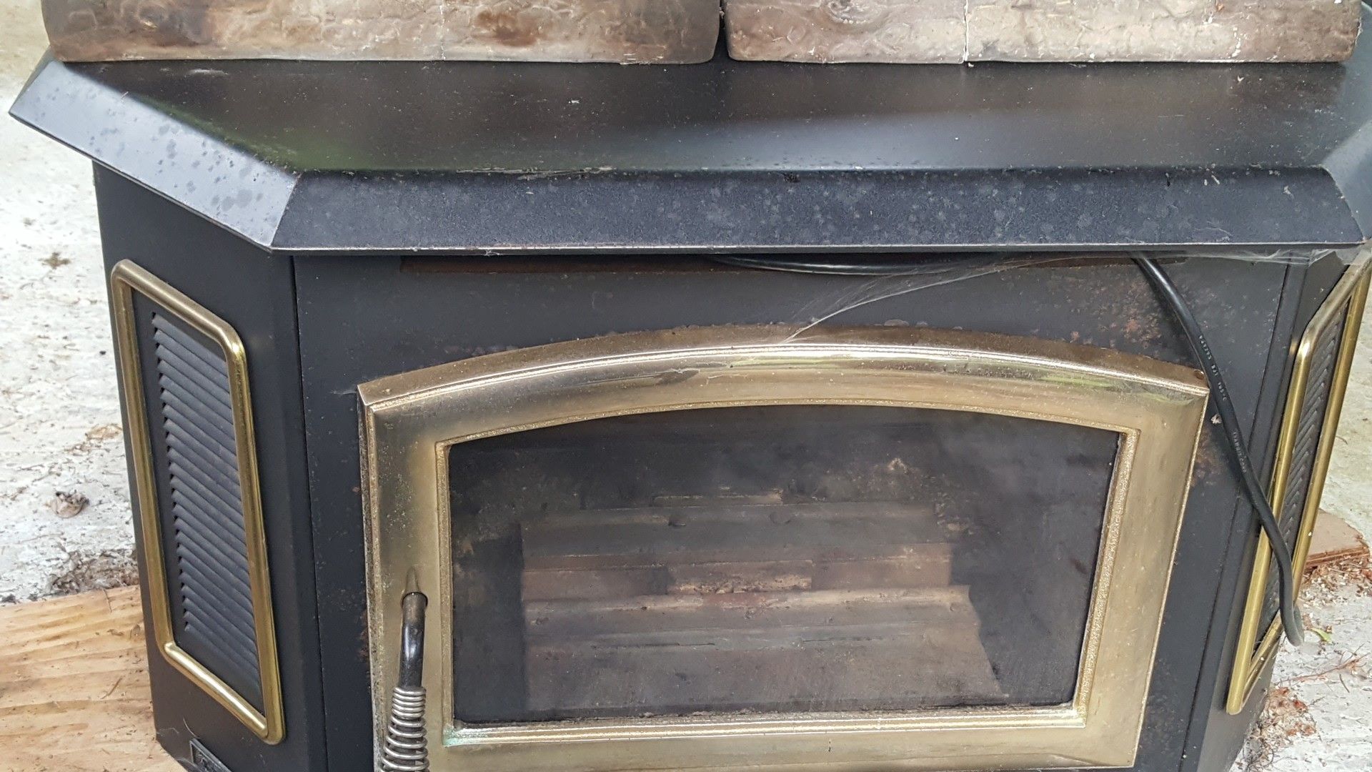 The Earth stove pellet stove used good condition for Sale in Federal