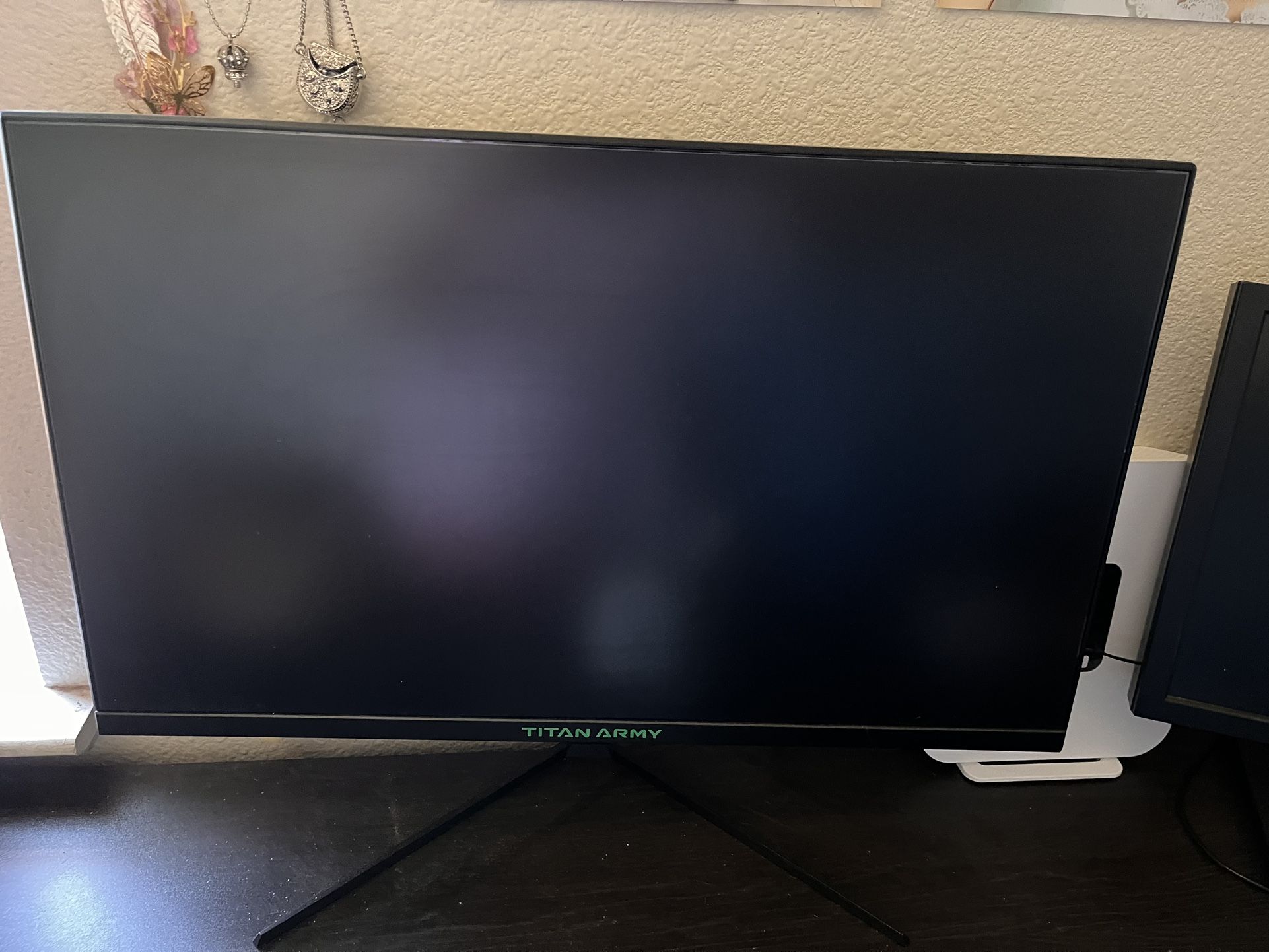 24” Full HD IPS Monitor – 100Hz, Frameless, New & No scratches