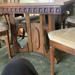 Dining Room Table 66 X 44 Expandable Solid Wood Comes With Six Chairs