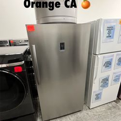 UPRIGHT FREEZER 