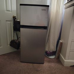 Mini fridge 