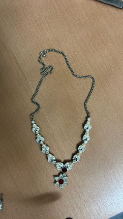Collar Vintage Cristales Piedras Rojas $38 - Ladera Ranch  Collar de fiesta estilo Art Deco. Tono plata con cristales y piedras rojas. Todas las piedr